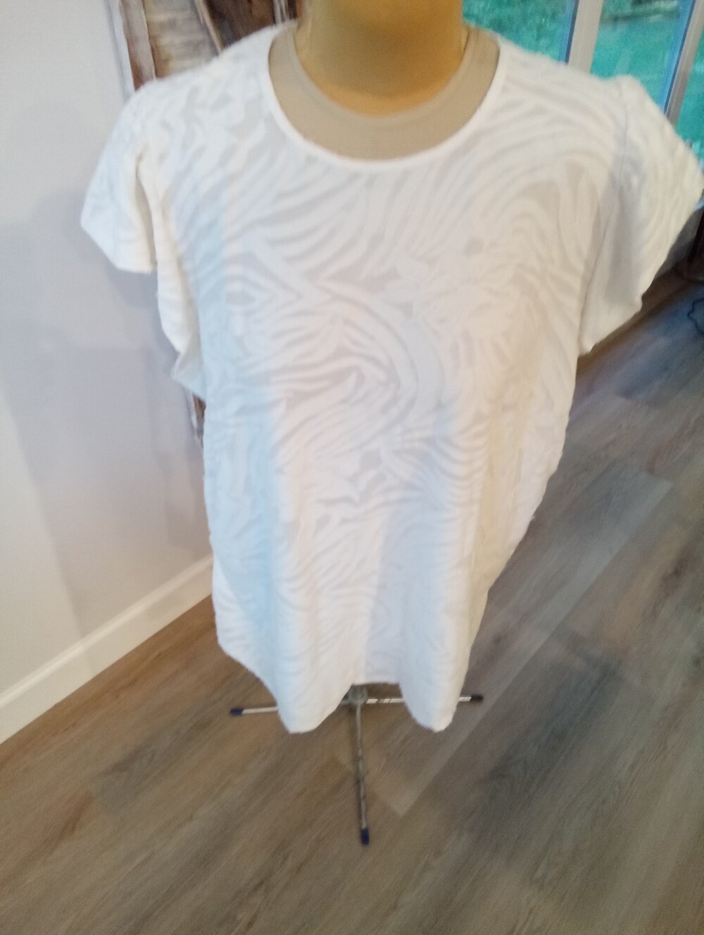 Torrid Plus Size 3 Off White Zebra Burnout Knit Crew Neck Short Sleeve Top/Tunic